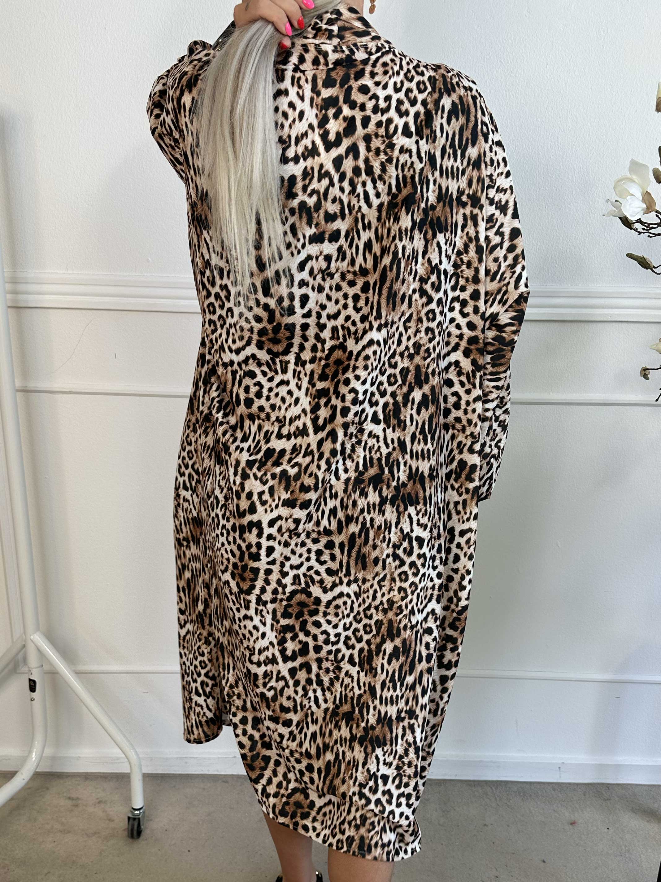 Annah Light Leo - Oversized sommerfrakke med tydelige syninger og lommer